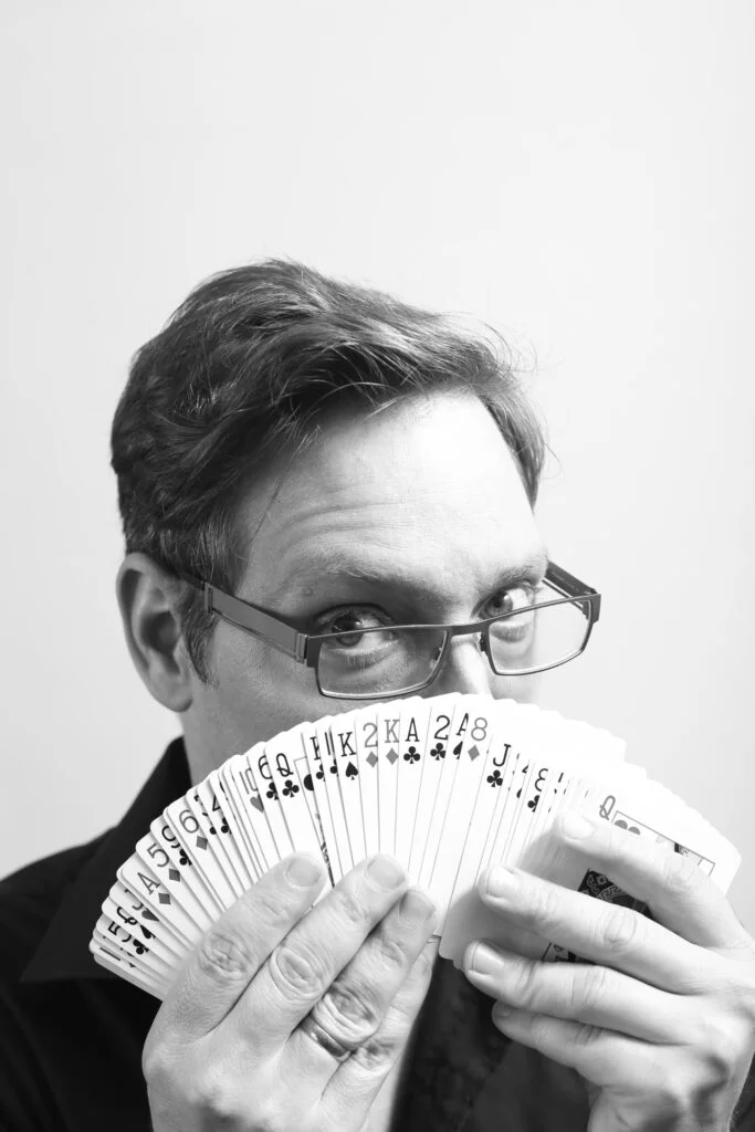 Otero con cartas en mano